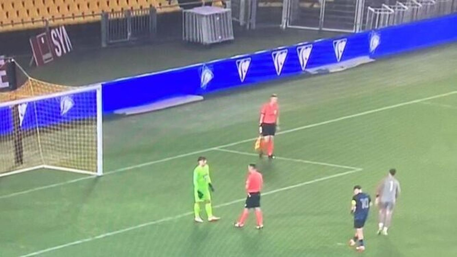 Collado coloca el balón para lanzar el primer penalti de la tanda.