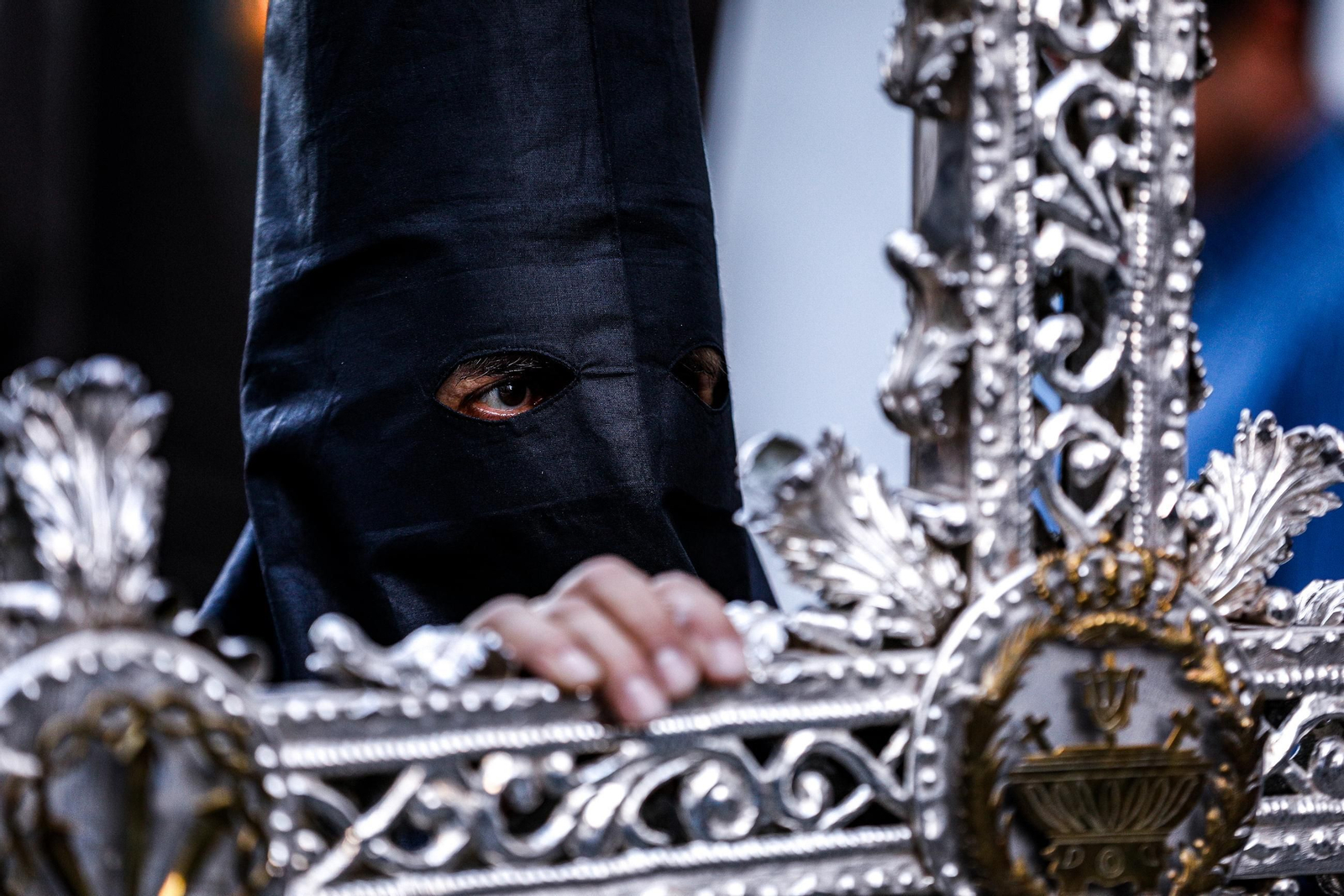 Imágenes de la salida de Santo Entierro en la Semana Santa de San Fernando 2025