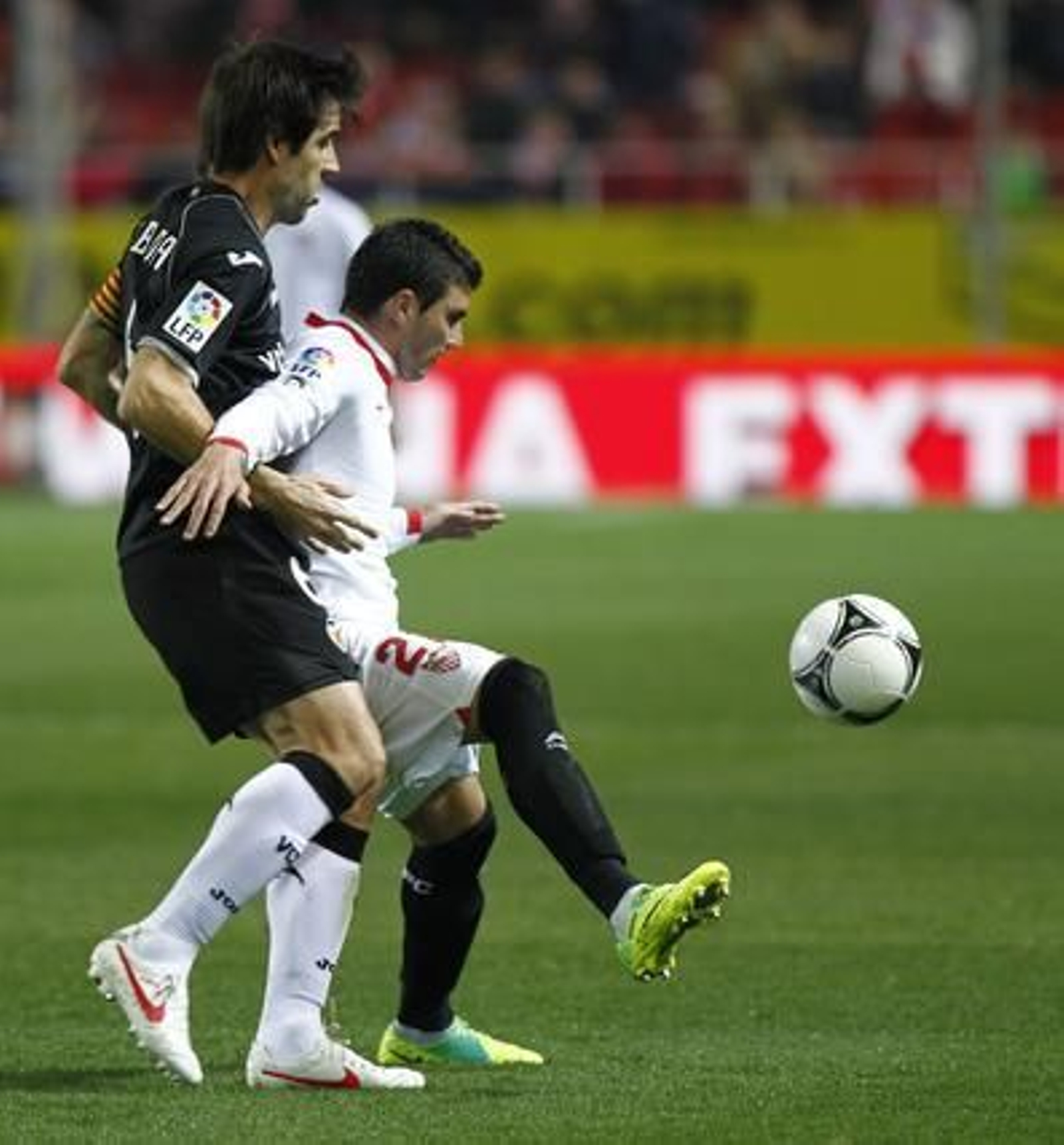 El Sevilla no puede remontar al Valencia en el Sánchez Pizjuán y queda eliminado de la Copa del Rey (2-1). / Antonio Pizarro