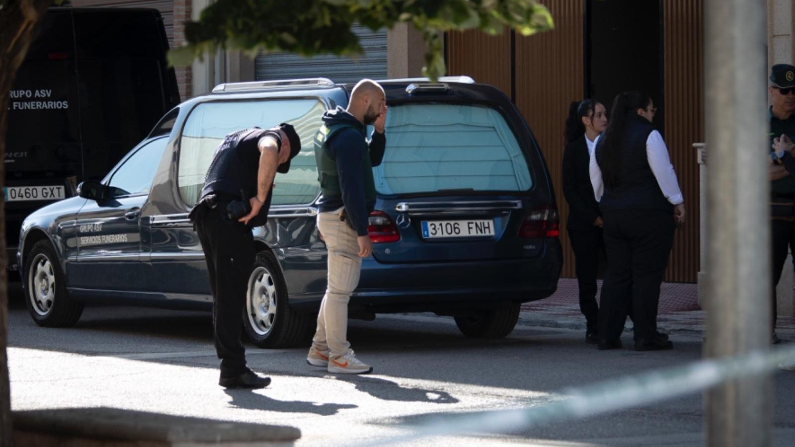 El coche fúnebre en el domicilio donde se han encontrado los cuerpos El coche fúnebre en el domicilio donde se han encontrado los cuerpos