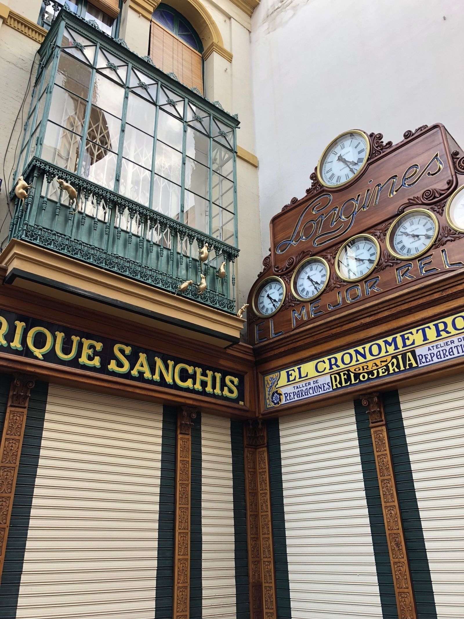 Las esculturas de las ratas en el balcón de la casa Monardes, en Sierpes.