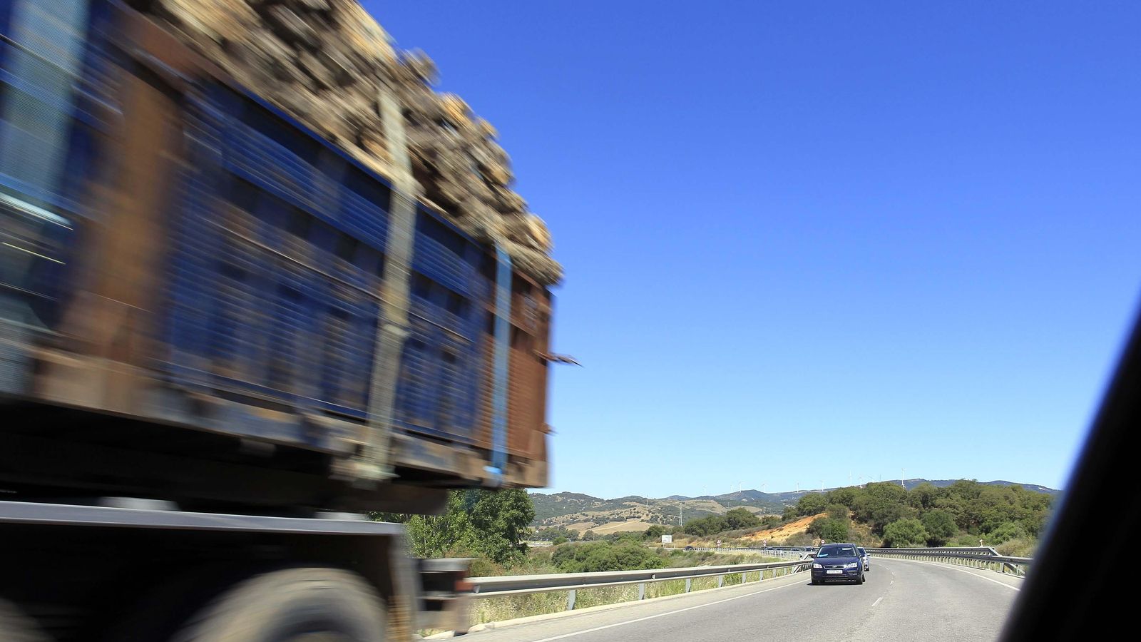Un camión a su paso por la A-405 Un camión a su paso por la A-405