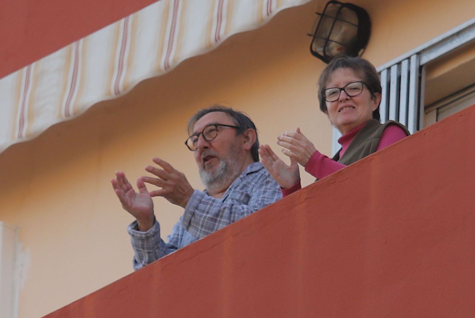 Imágenes de los aplausos solidarios de los vecinos de la calle Los Marismeños