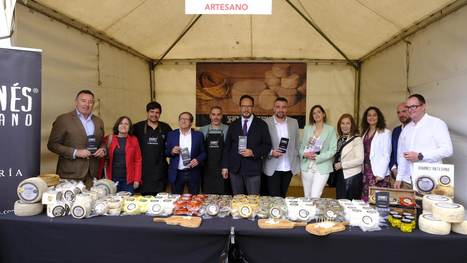 Autoridades, en la visita a los diferentes stand. Autoridades, en la visita a los diferentes stand.