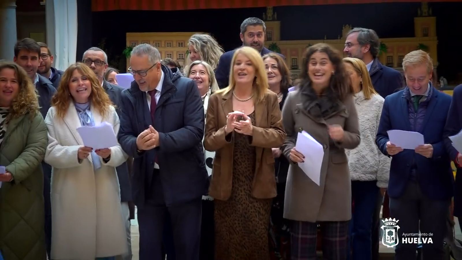 Los concejales del Ayuntamiento de Huelva aparcan las diferencias políticas para unirse en un divertido villancico