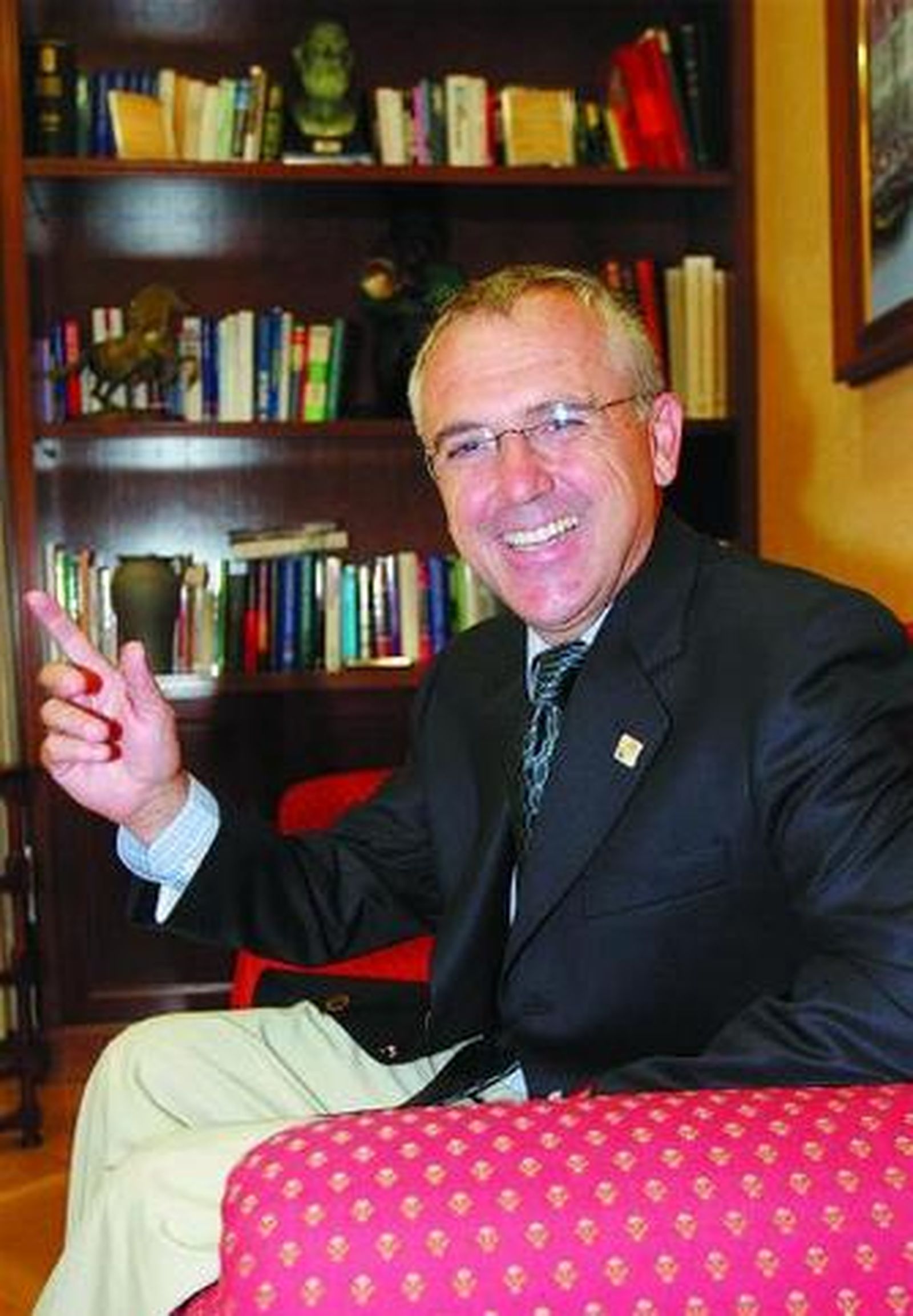 1. Juan Cruzado, presidente del Grupo Vértice, en su despacho. Es uno de los fundadores de la academia Keops-Kefren y su empresa cuenta ahora con centenares de empleados. 2. Francisco Barrionuevo es el presidente de Novasoft, una firma que arrancó como proyecto tecnológico en el PTA y que ahora tiene allí su sede. 3. El PTA es un imán para atraer a emprendedores 4. Varias personas se informan en la agencia Rural Andalus.