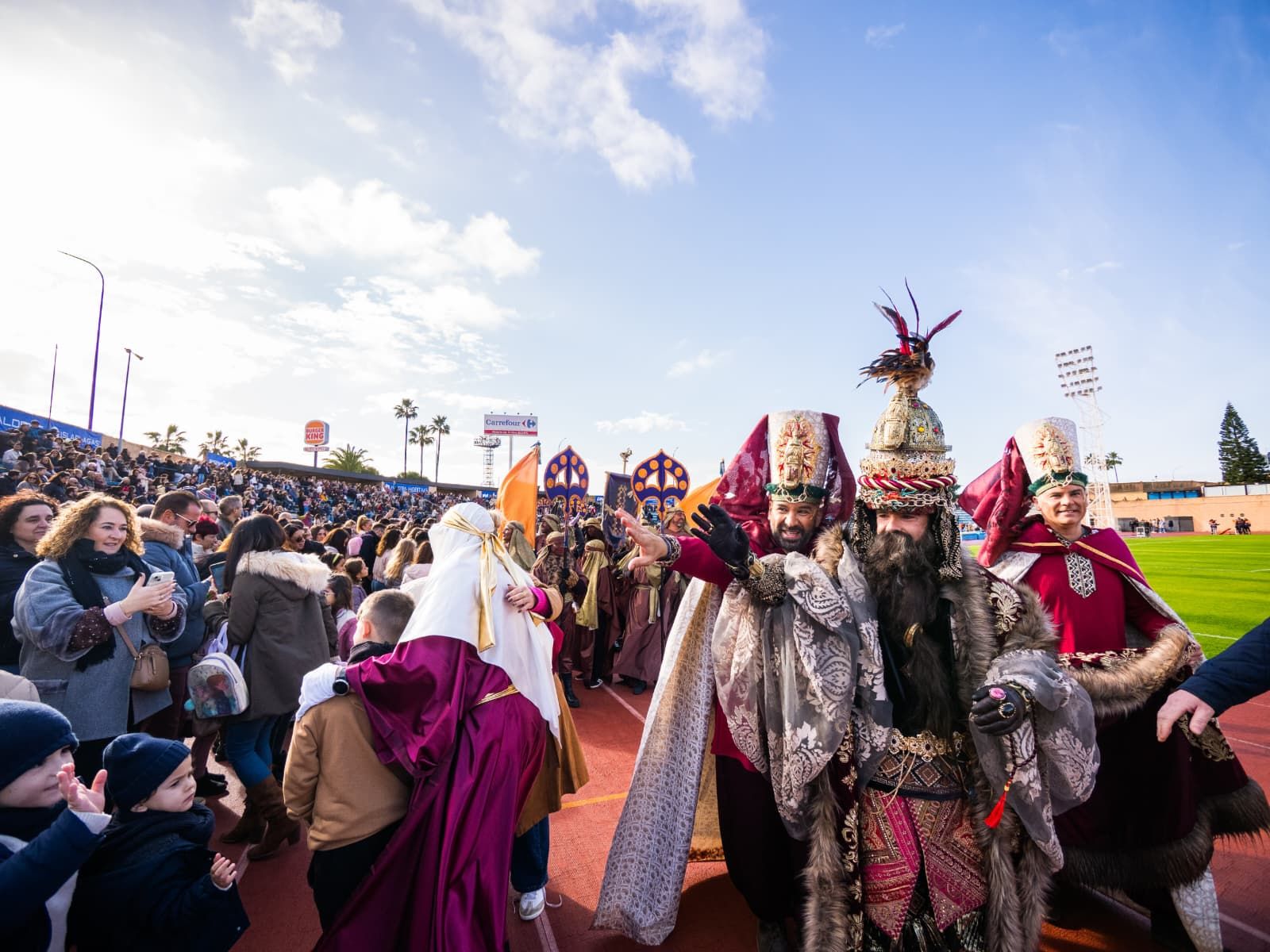 El Rey Gaspar saludando a los niños
