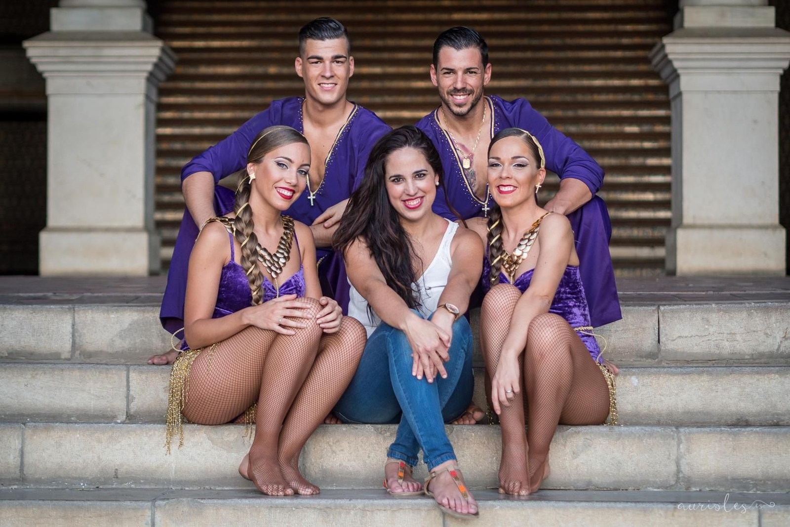 Fabián Darío Cano y Esther Domínguez, a la derecha, con el resto del equipo de bailarines.