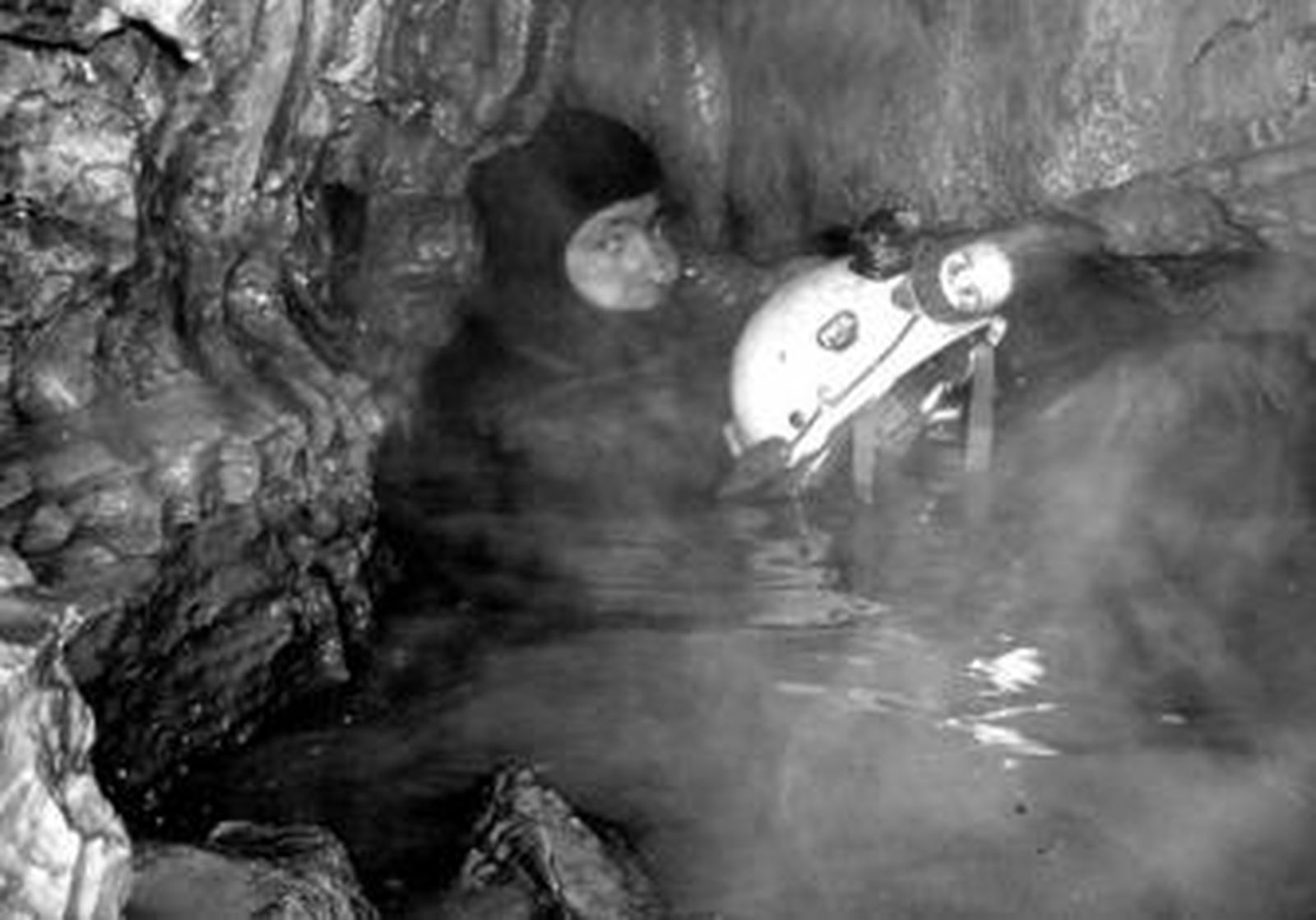 Un miembro de CES Escarpe, en una de las cavidades de la sima de la Nava.