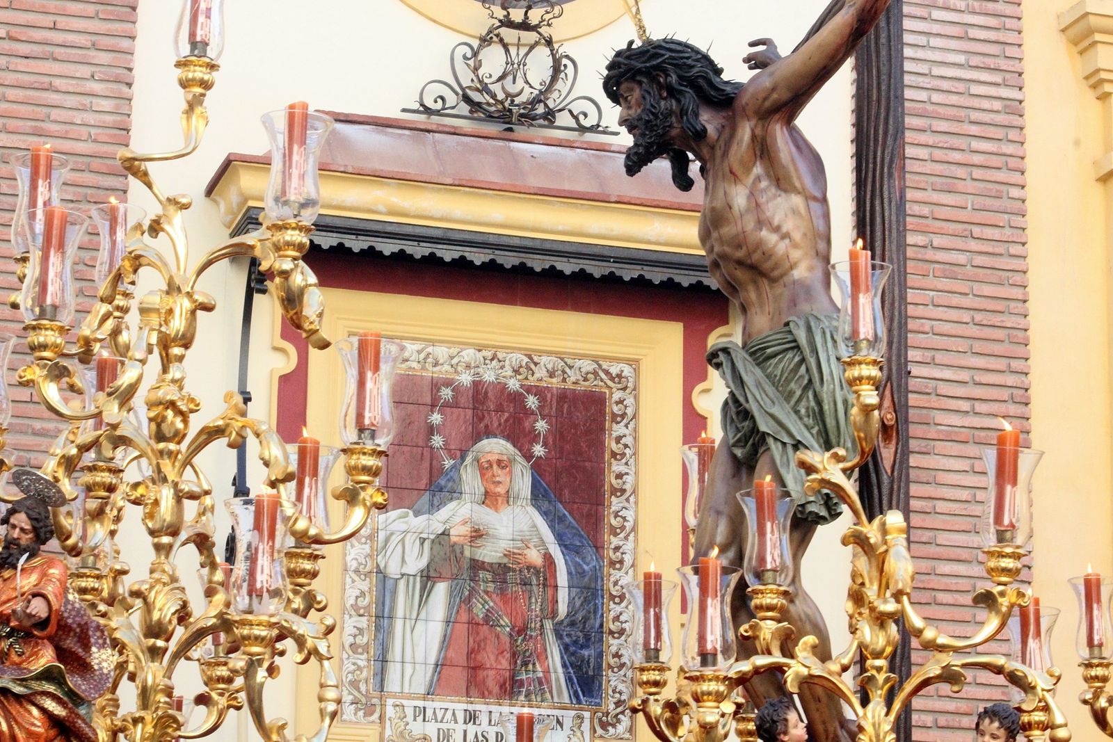 El Cristo de la Agonía, ante la cerámica de las Penas.