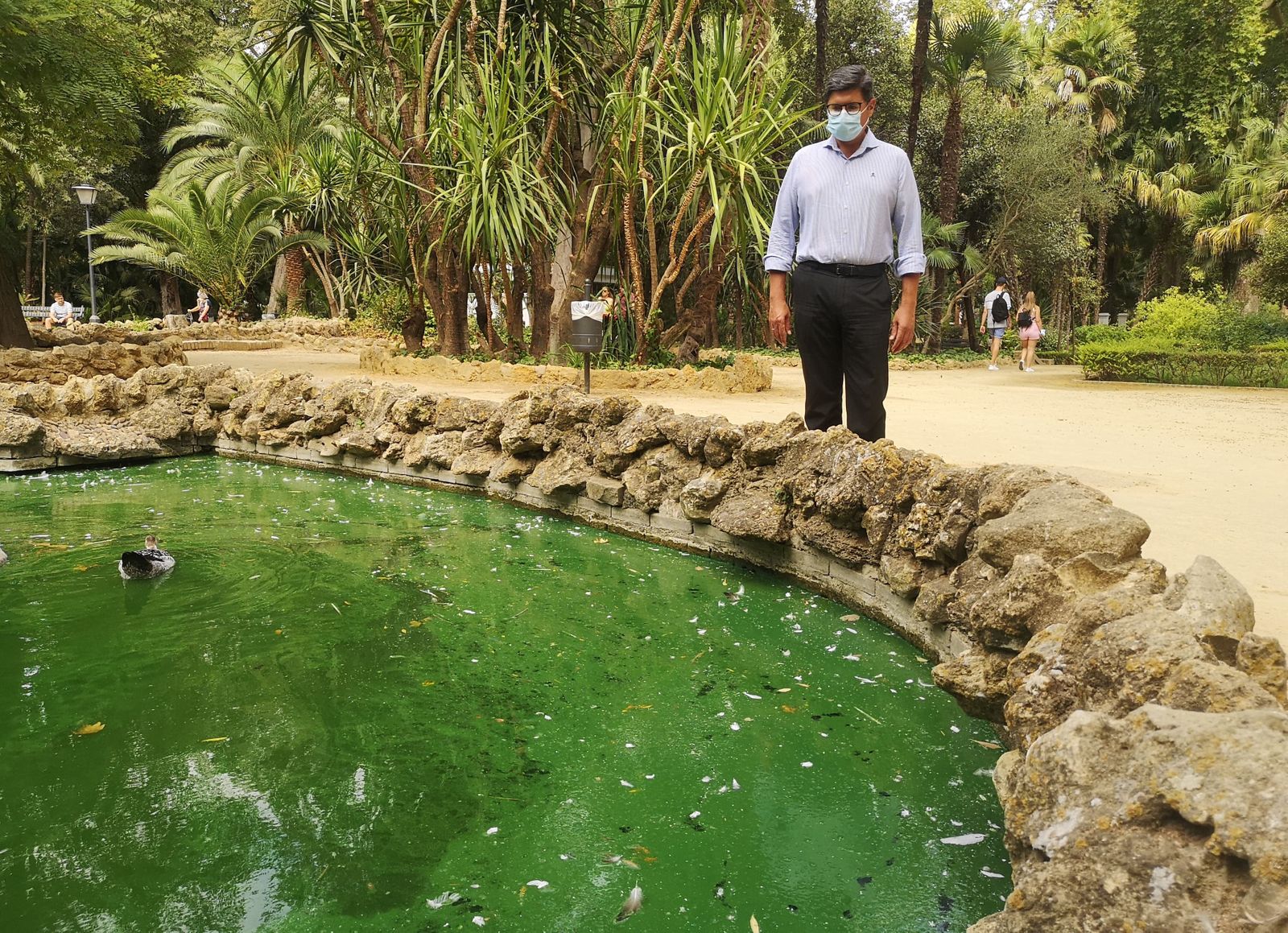El portavoz de Cs, Álvaro Pimentel, junto al estanque de los patos del Parque de María Luisa