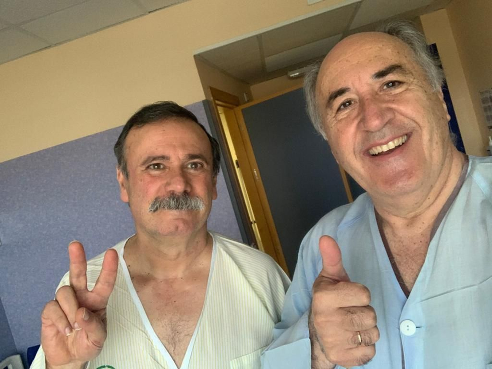 El alcalde (d), junto a su compañero de habitación, Manuel, durante su hospitalización