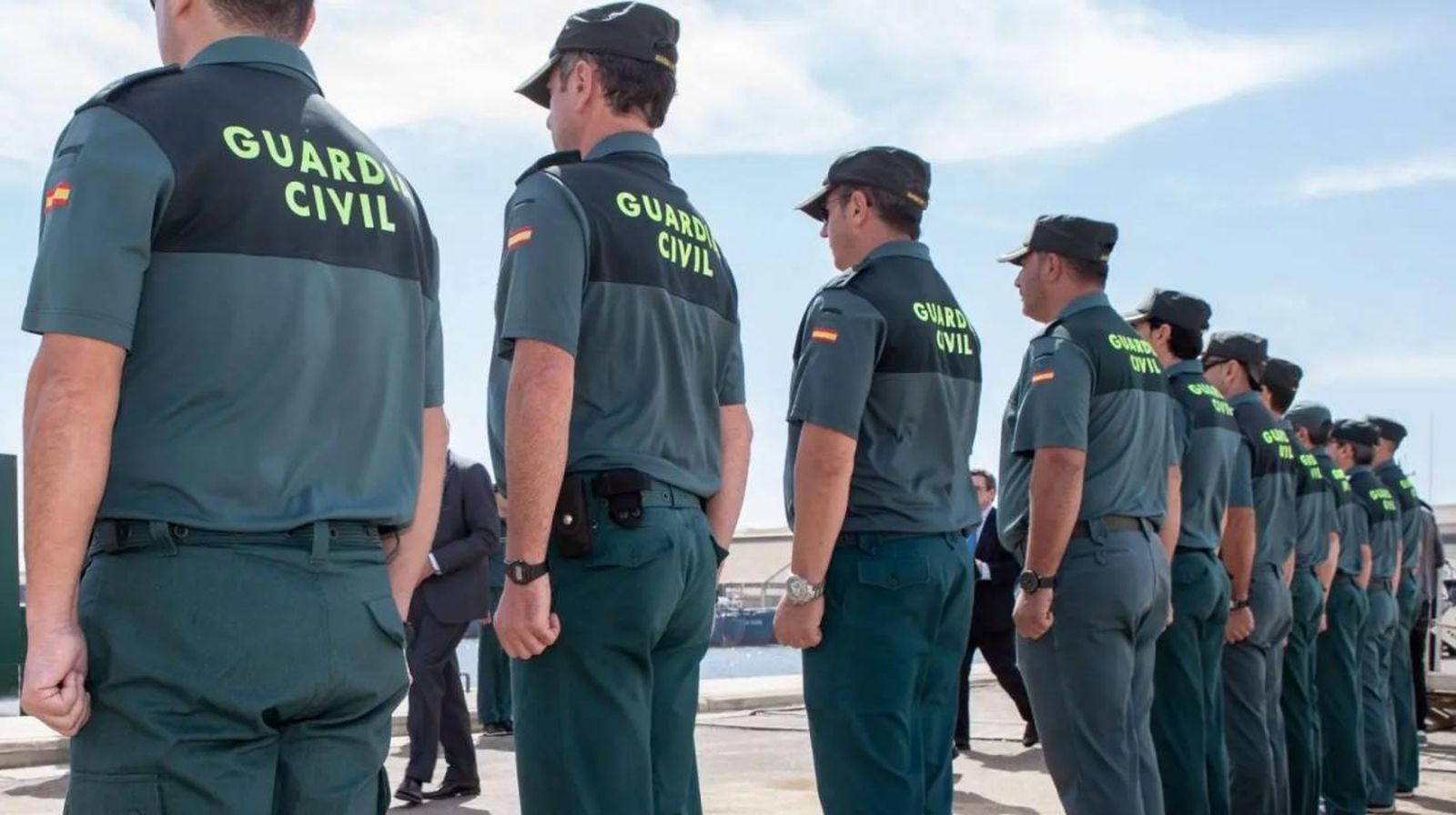 Agentes de la Guardia Civil con uniforme.