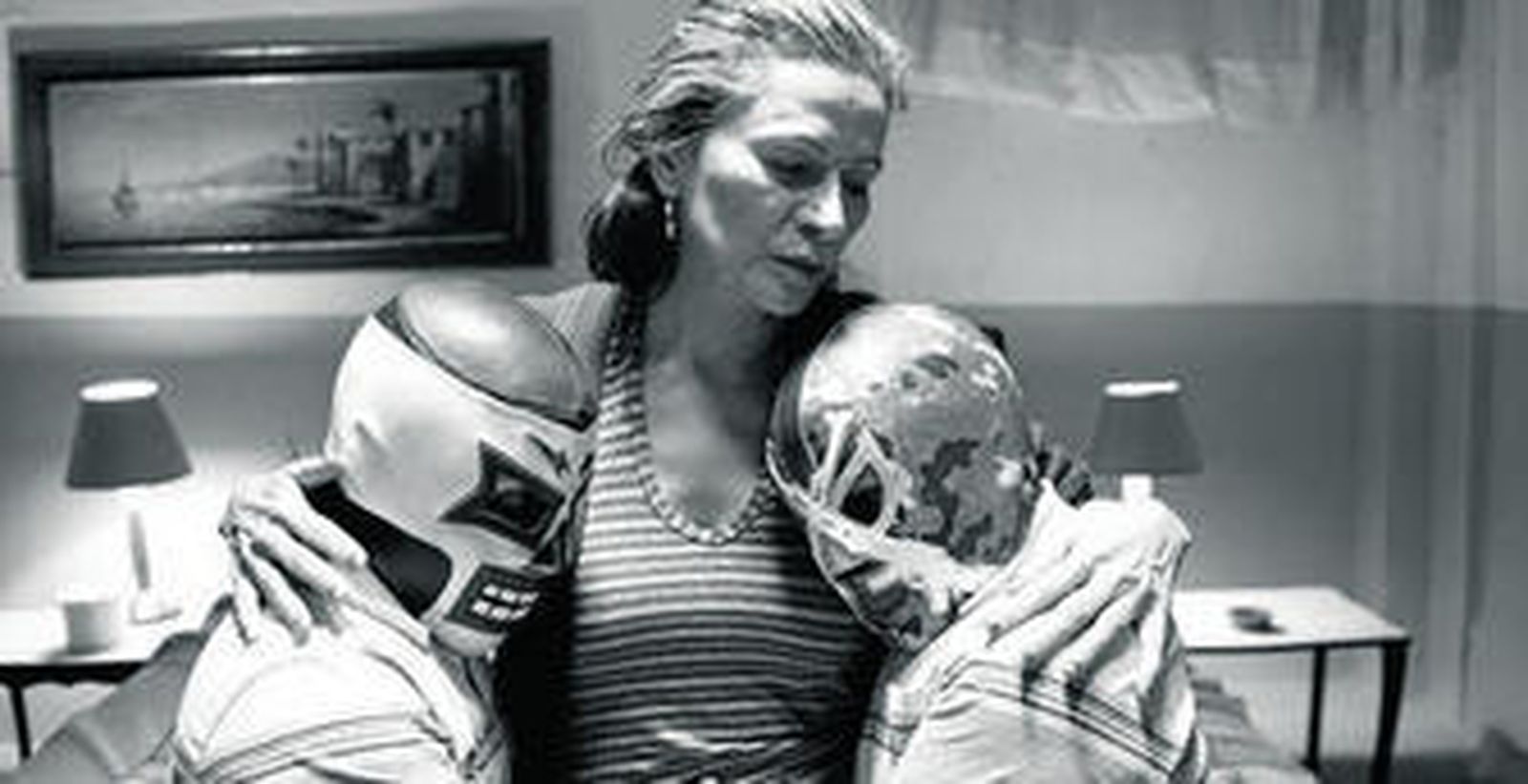 Una de las prostitutas que protagonizan la cinta junto a los dos luchadores enanos.