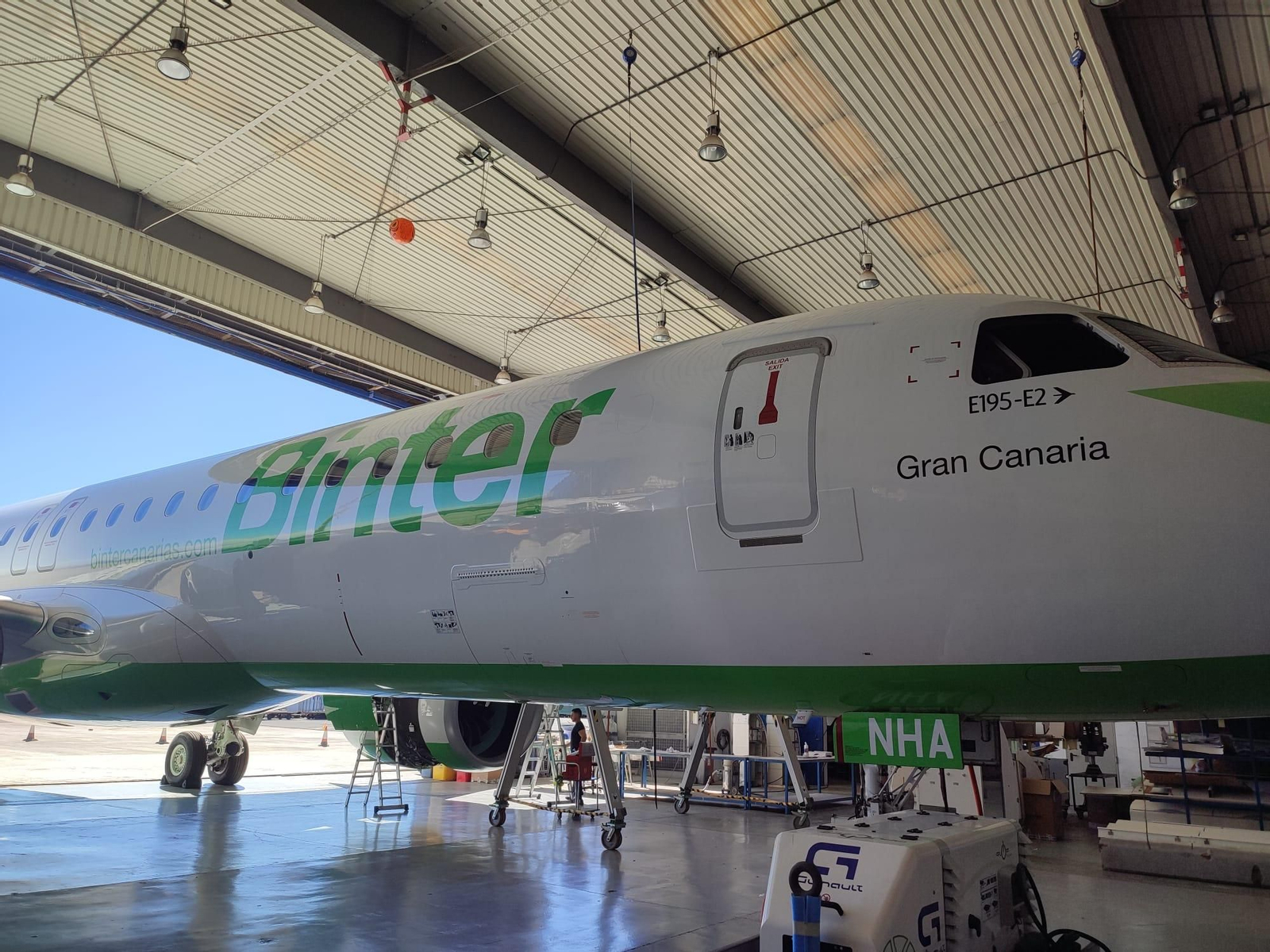 Un paseo en imágenes por el hangar de Binter, donde se revisan los aviones que vuelan a Córdoba