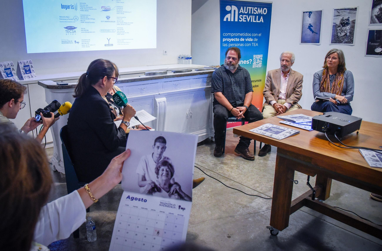 Presentación del calendario solidario de Autismo Sevilla