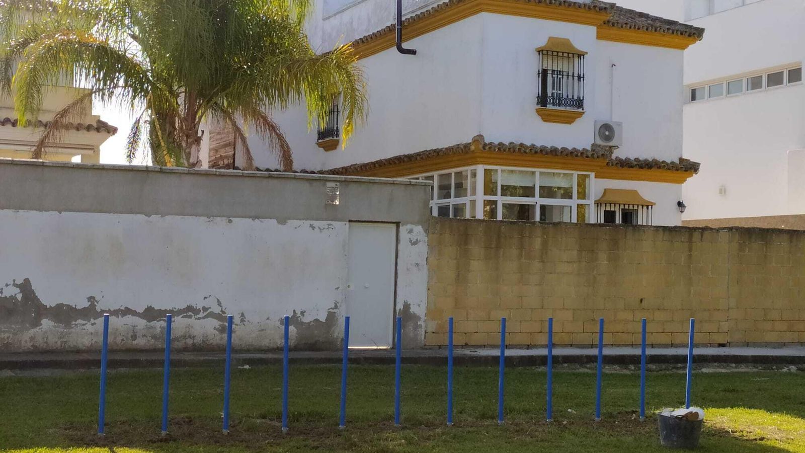 Una de las puertas de acceso a una vivienda se ha quedado ahora dentro del parque canino.