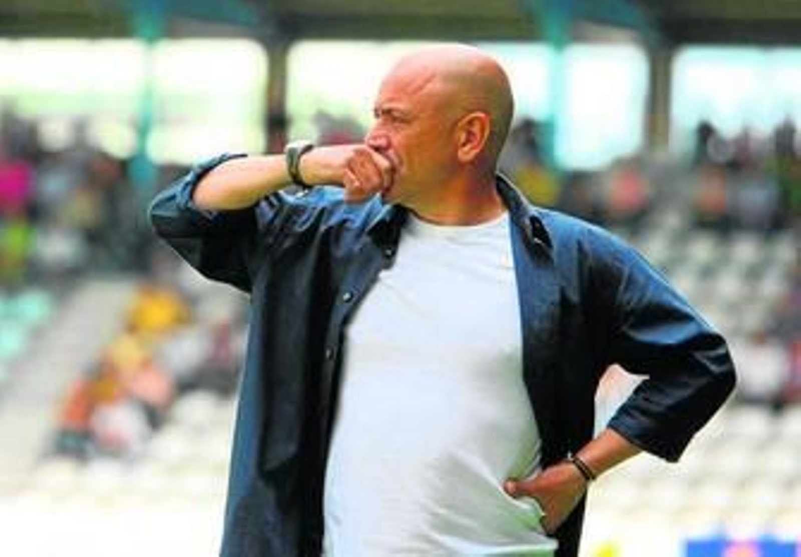 Un pensativo Claudio Barragán, entrenador de la Ponferradina, el sábado.