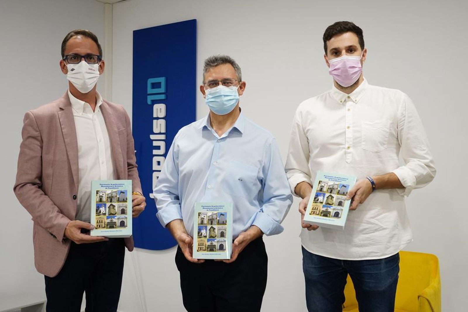 Juan Andrés Molinero Merchán, en el centro, en la presentación de su ensayo.