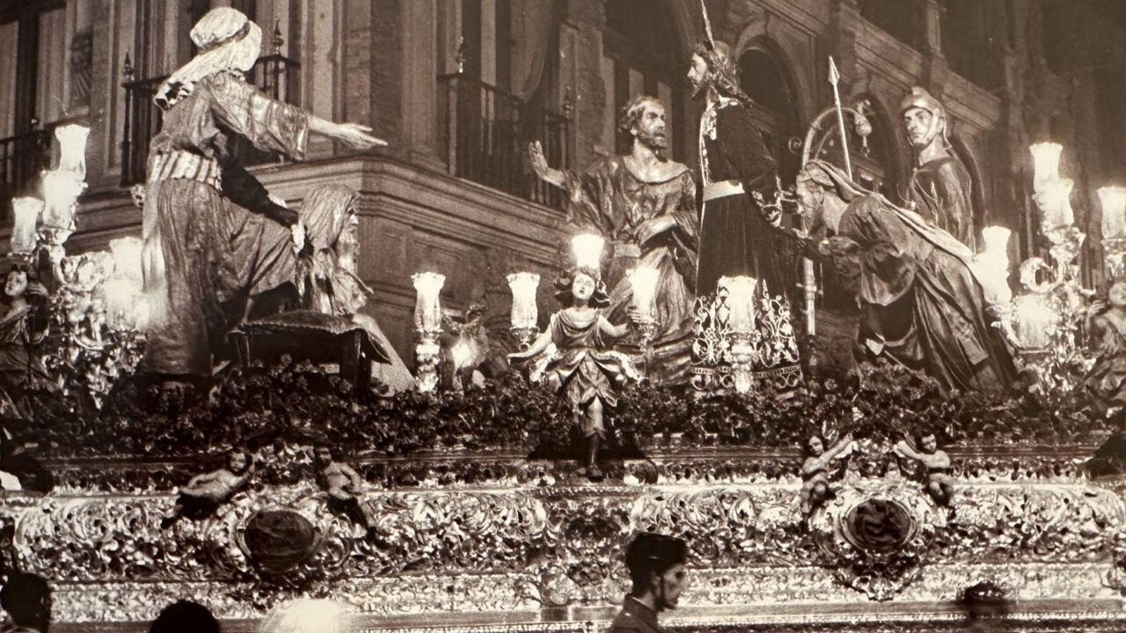 El paso de la Bofetá en la década de los 50 por la Plaza Nueva.