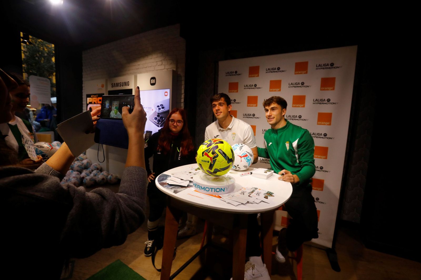 Las mejores fotos de la exitosa firma de autógrafos del Córdoba CF en el centro de la ciudad