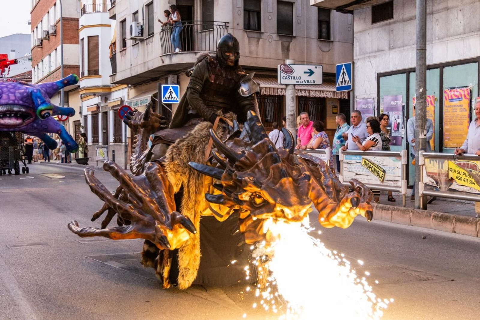 Pasacalles inaugural, fuegos artificiales e iluminación de la portada de feria y del recinto ferial de la Feria de San Bartolomé en Martos