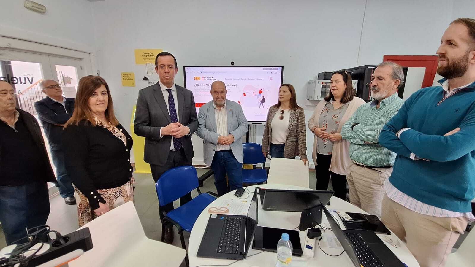 El subdelegado del Gobierno y el alcalde de Dalías han visitado el punto instalado en esta localidad