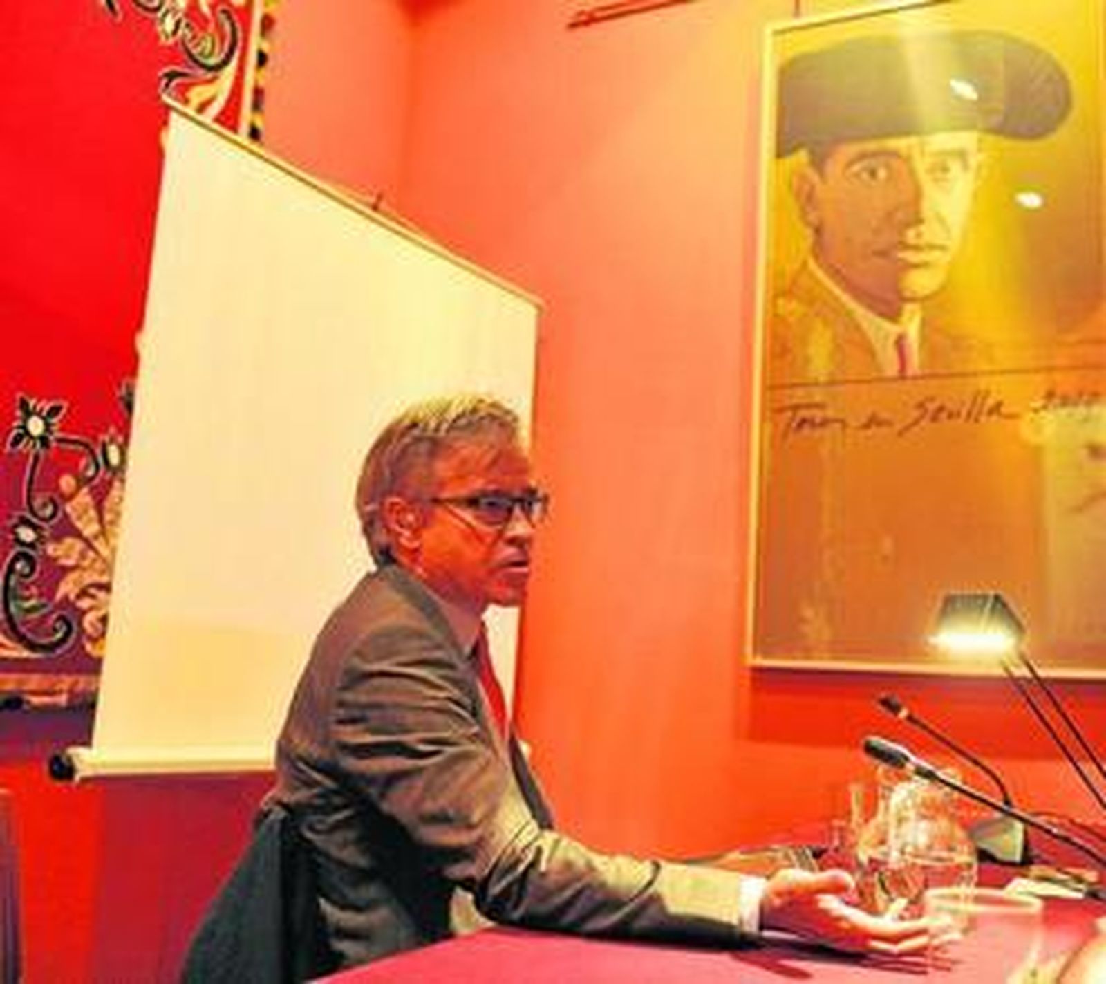 Guillermo Solana ayer en la Real Maestranza de Caballería ante el cartel taurino de Hernán Cortés.