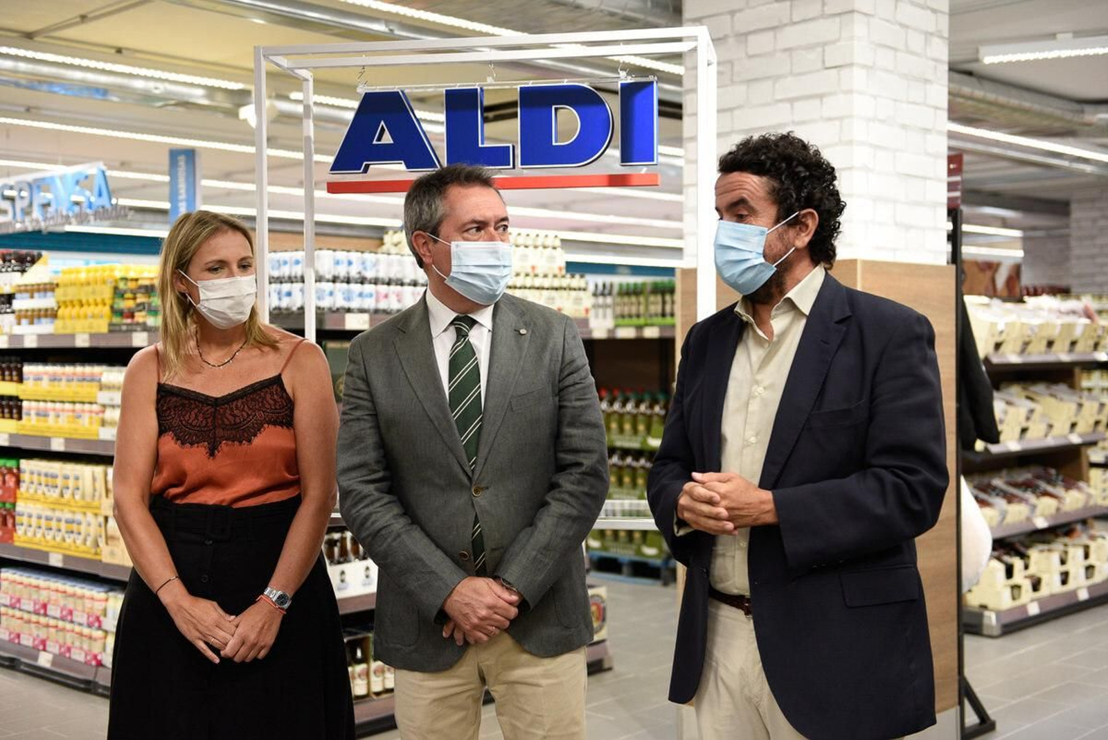 En la inauguración de Aldi, en la Plaza del Duque, han estado presentes Abraham Meleno, responsable de Expansión de Aldi (izquierda); Juan Espadas, alcalde de Sevilla, y Lorena Garrido, directora general de Comercio de la Junta de Andalucía.