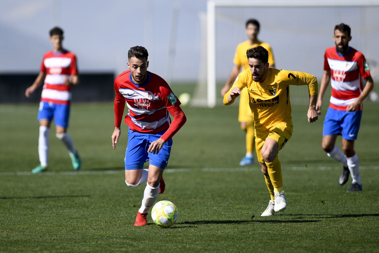 Rubén Sánchez conduce el esférico durante el encuentro ante los murcianos
