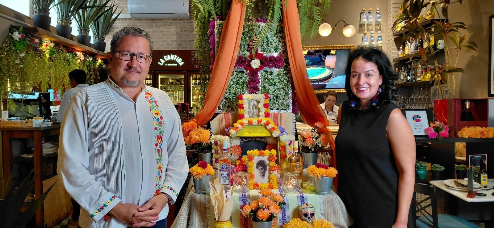 Carlos y Guadalupe nos reciben en SedeMéxico para enseñarnos su altar de Día de Muertos