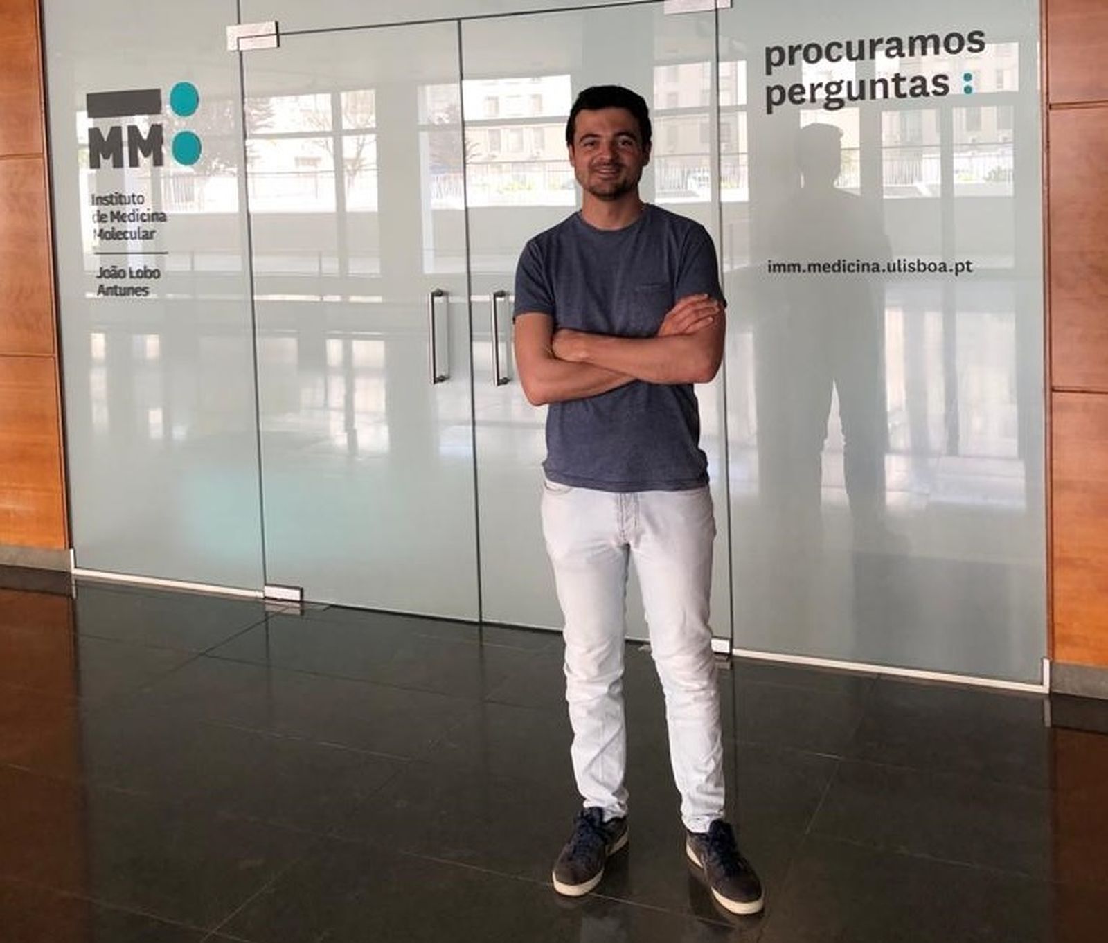 Francisco Javier Calero, en la  puerta de entrada del Instituto de Medicina Molecular de Lisboa.