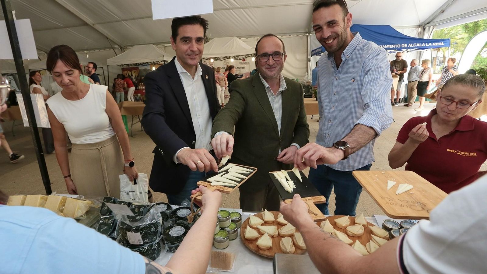 Responsables políticos en la inauguración del mercado.