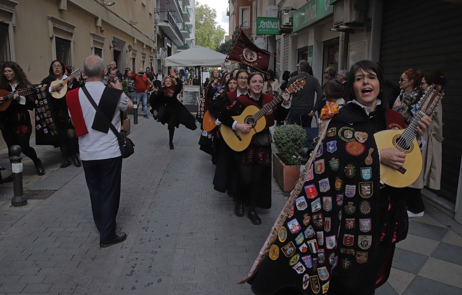 XII Certamen Internacional de Tunas Ciudad de Algeciras. Integrantes de una tuna femenina recorren las calles del centro.