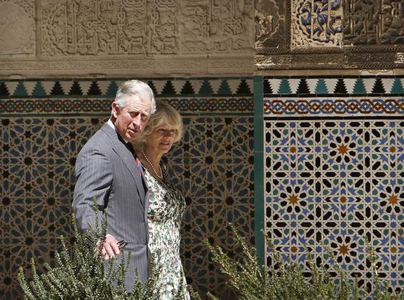 El Príncipe Carlos pasea junto a su esposa por el patio de las Doncellas del Real Alcázar.  Foto: Eduardo Abad (EFE)