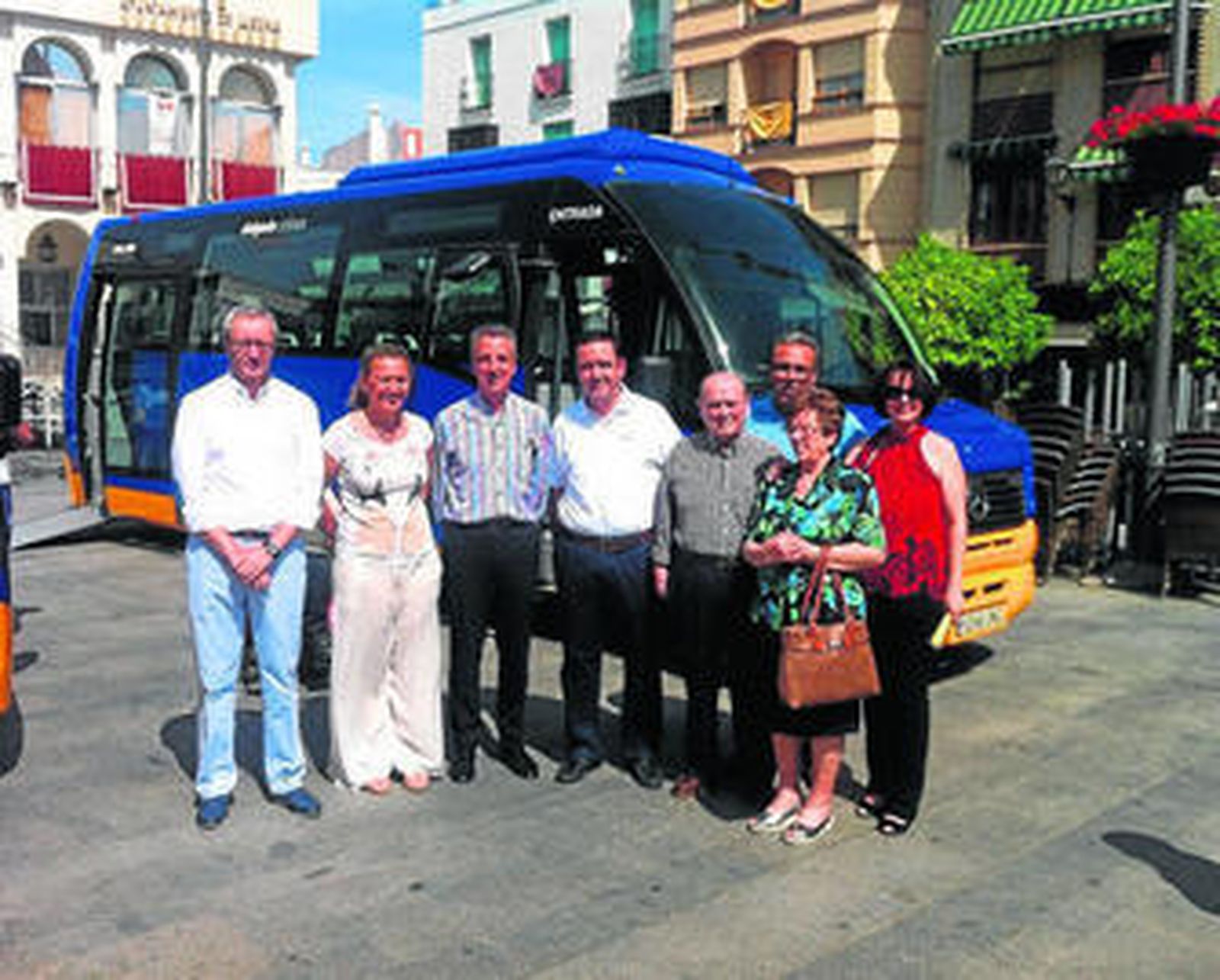 La familia Delgado, junto a los representantes institucionales.