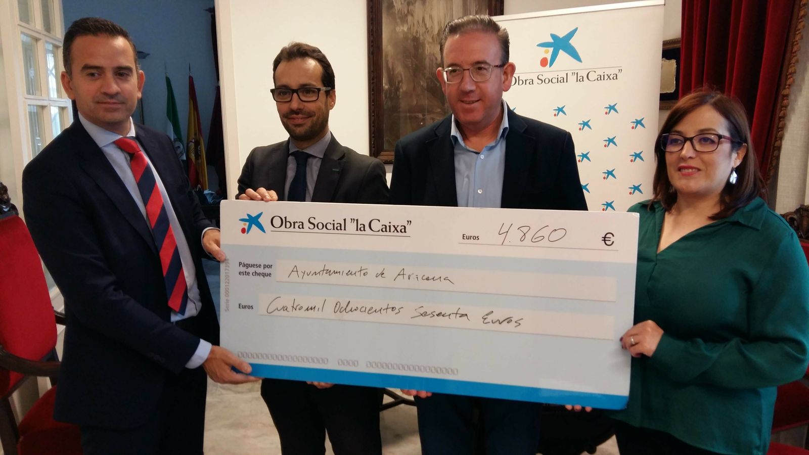 Representantes de La Caixa y del Ayuntamiento, con el cheque del acuerdo.