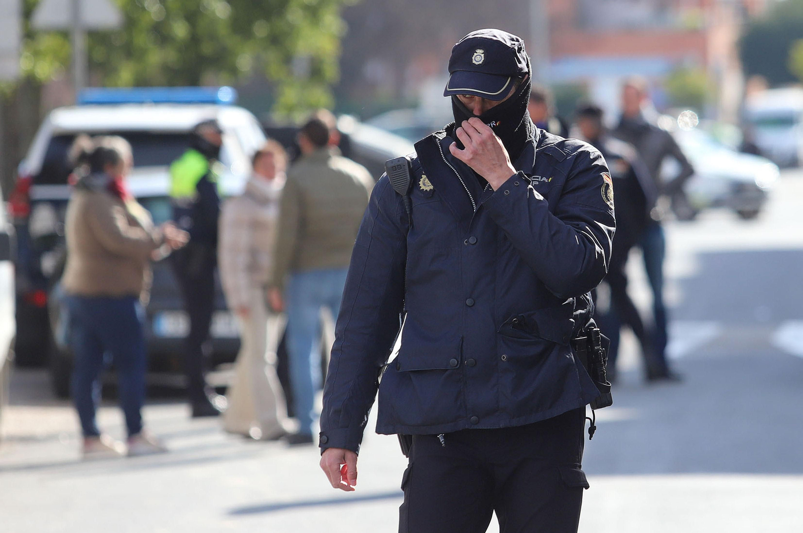 Imágenes del atrincherado que amenazaba con hacer estallar una bombona en el Torrejón, Huelva