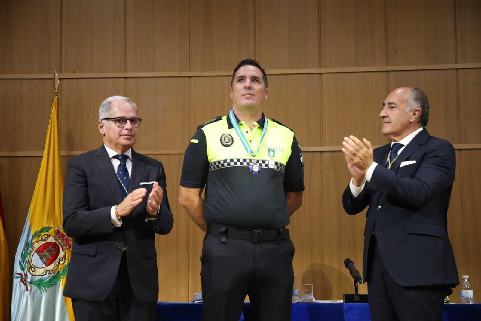 Gabriel Martín recibe la encomienda, junto a Jacinto Muñoz y José Ignacio Landaluce