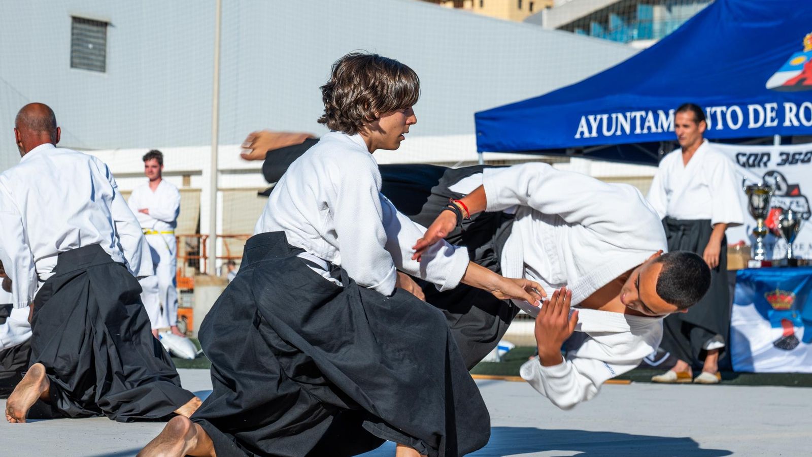 Alumnos del Club Deportivo 360 de Roquetas de Mar durante una de las exhibiciones de aikido.
