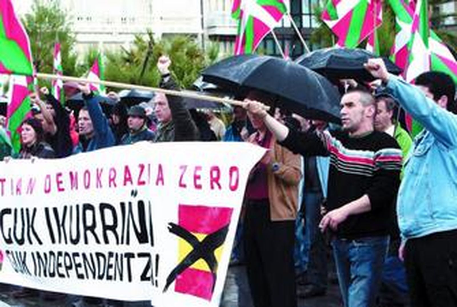 El PP denuncia un videojuego que define como "preso político" a un etarra