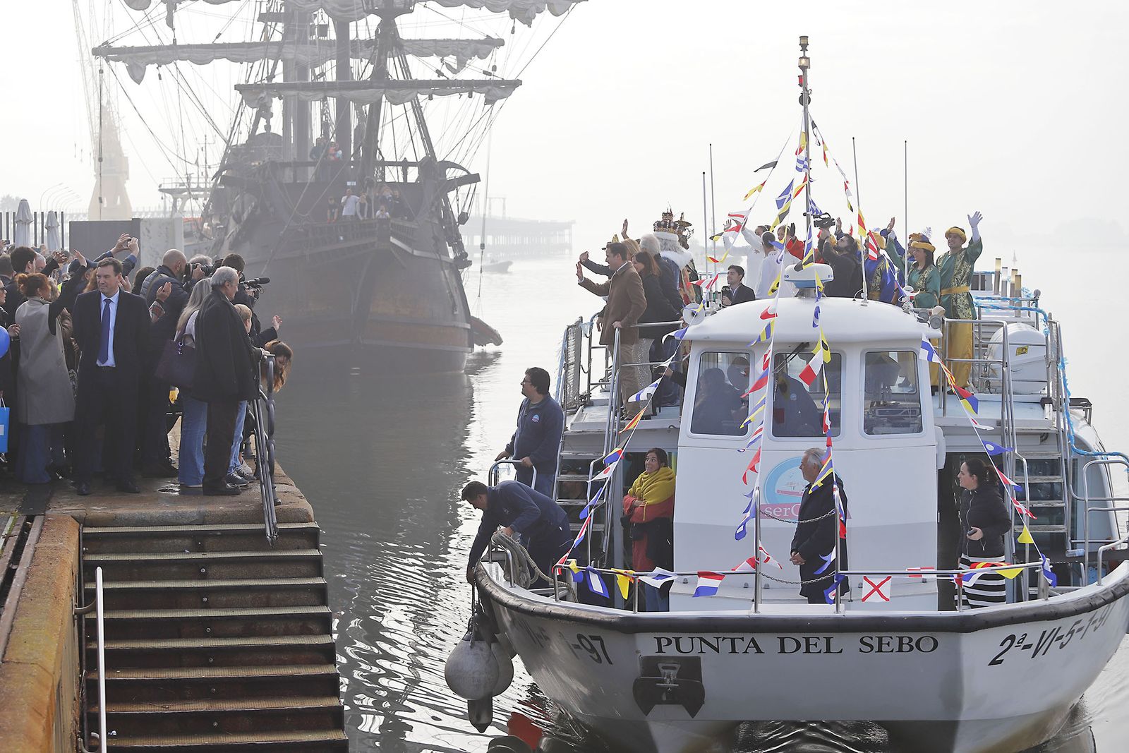 Imágenes de la mágica llegada de los Reyes Magos y la Estrella de la Ilusión a Huelva en barco