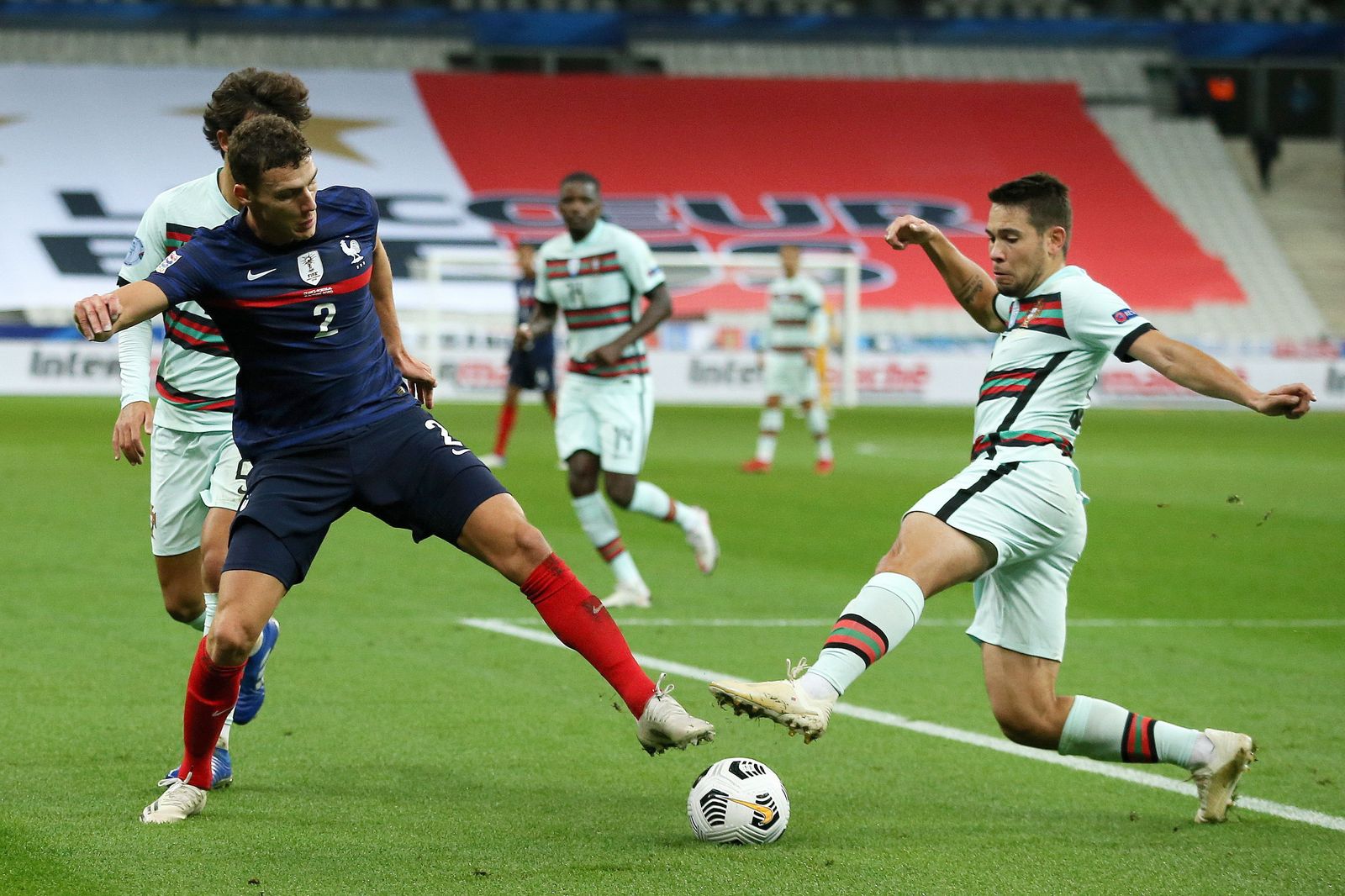 Carvalho, al fondo, observa a su compañero Guerreiro ante Pavard.