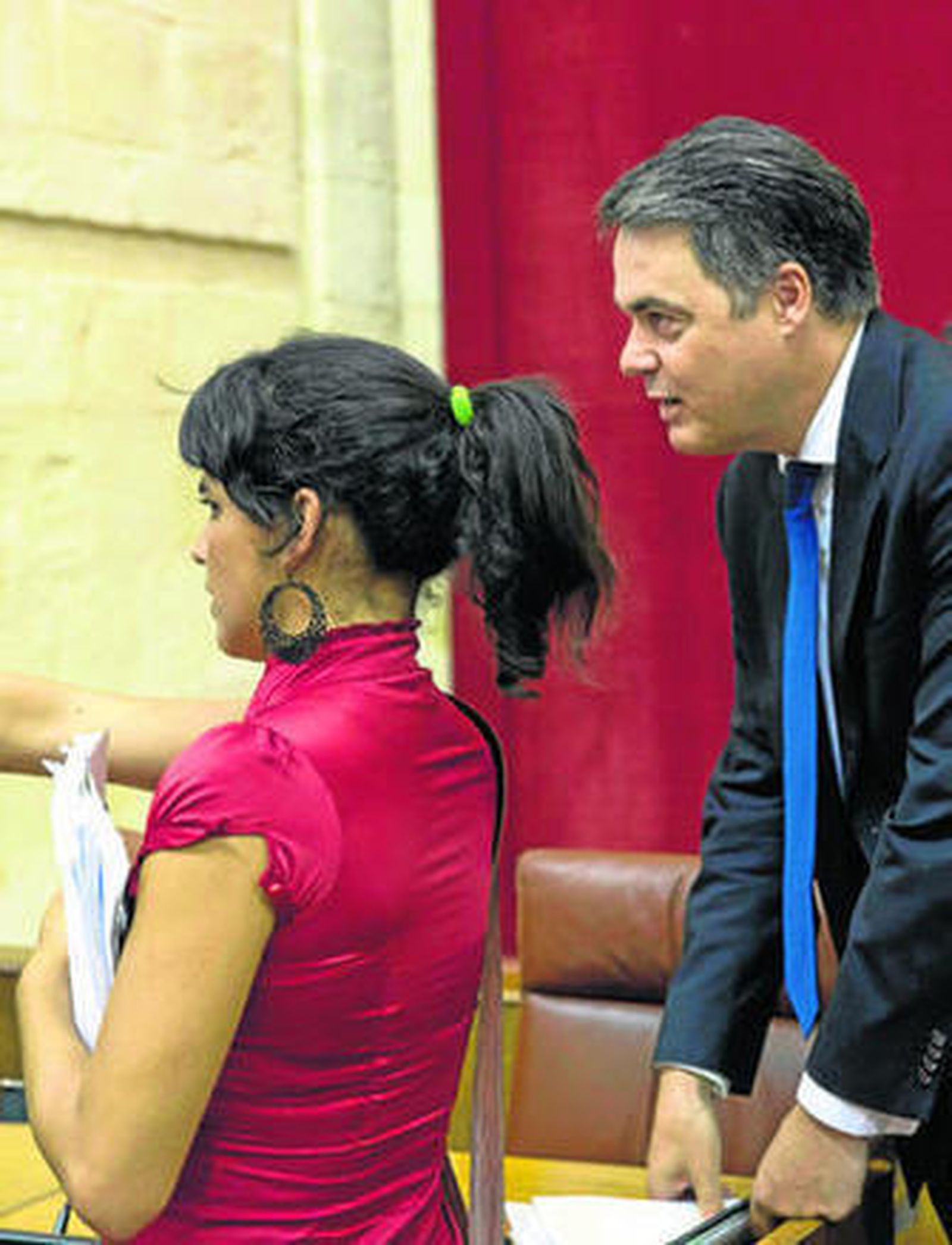 Teresa Rodríguez, de Podemos, y Carlos Rojas, del PP, en el Parlamento.