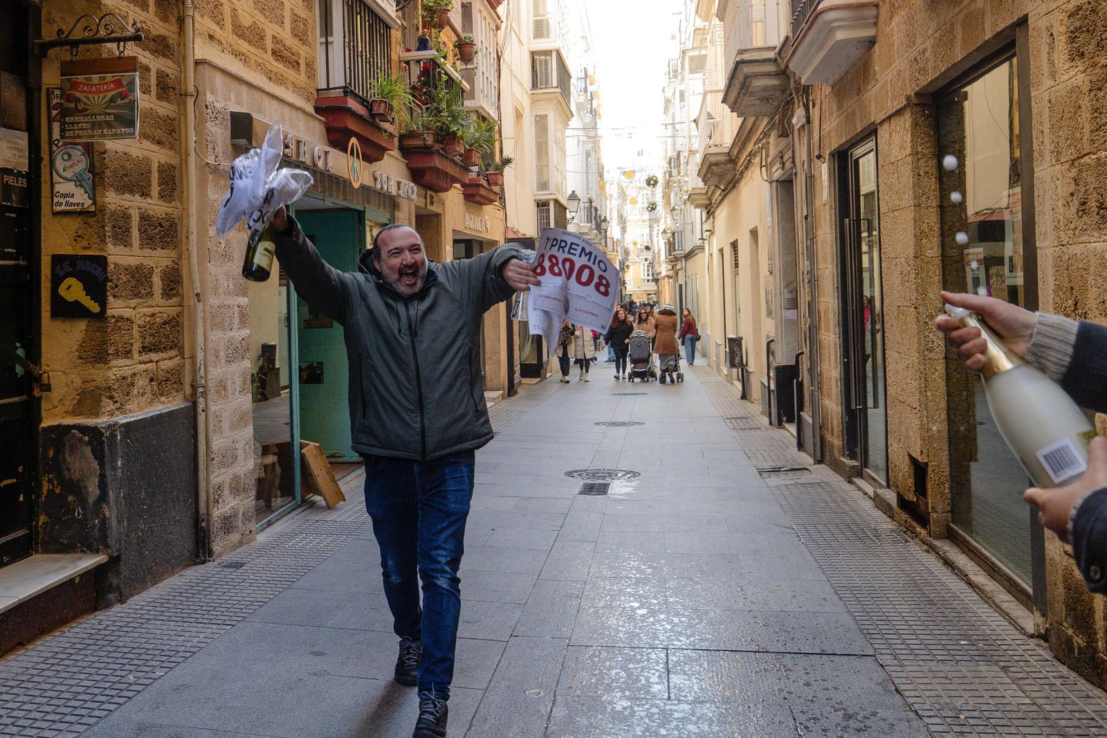 Lotería de Navidad 2023: Las imágenes de la celebración del Gordo en Cádiz