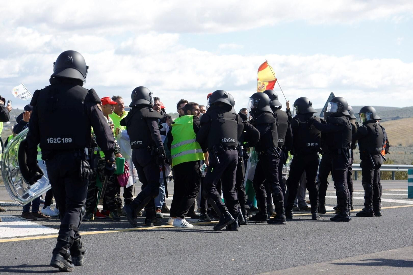 Los agricultores cortan la A-45 en Lucena, en imágenes