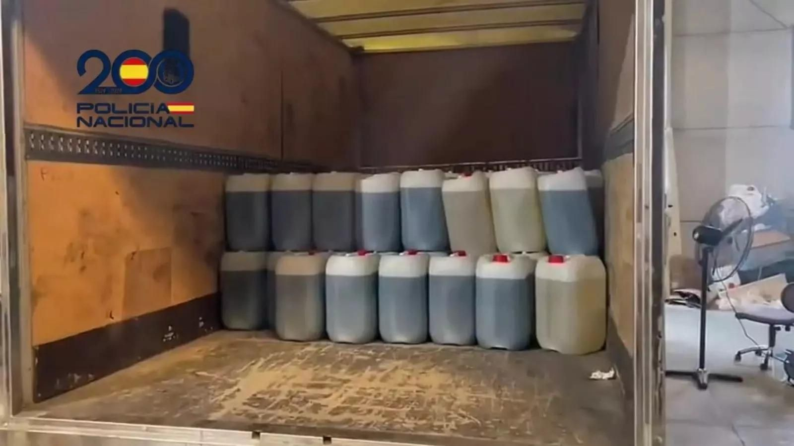 Garrafas incautadas en la operación contra el narcotrárfico.