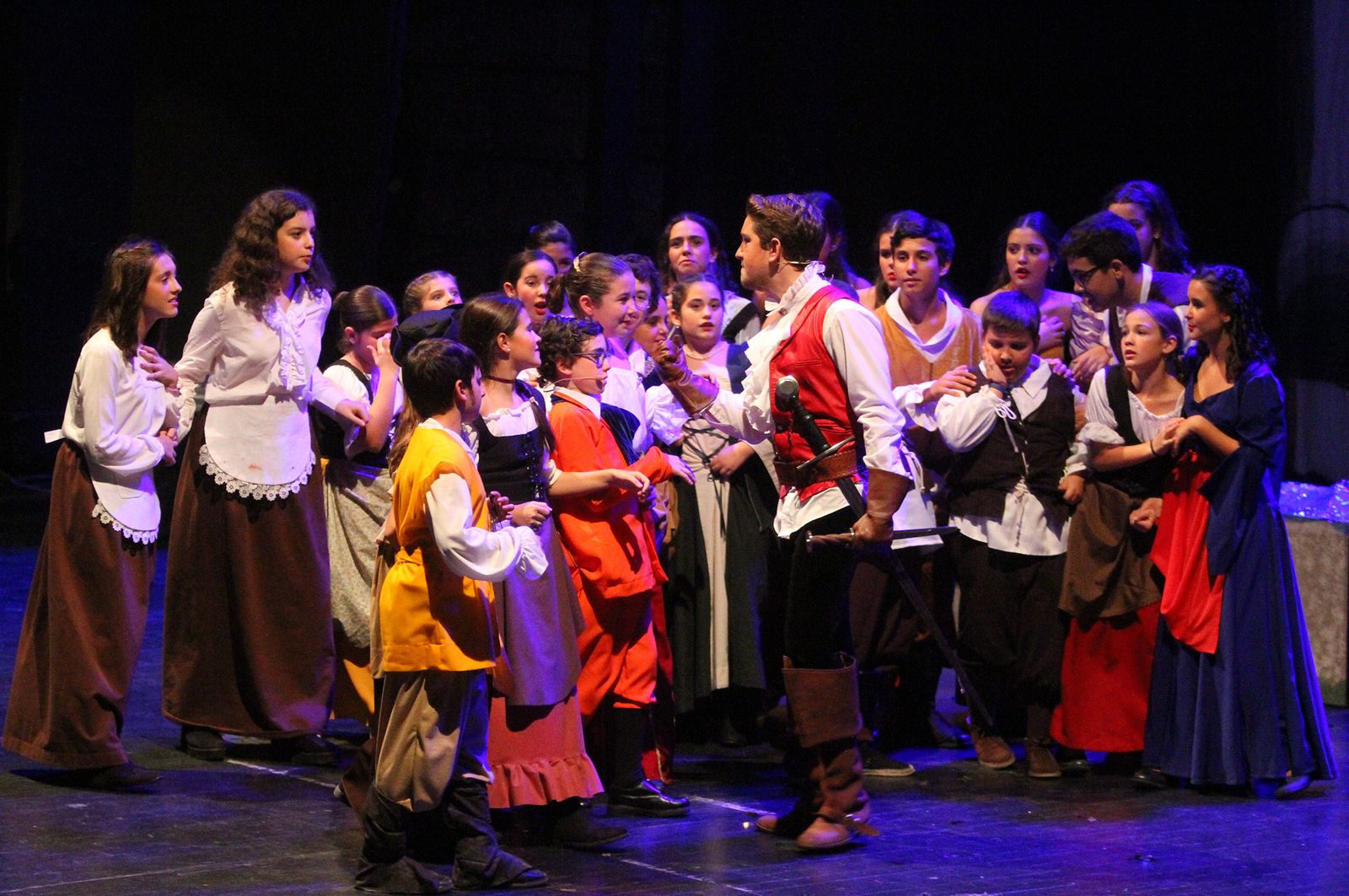 Imágenes de la representación 'El Ala Oeste' basado en la película de Disney 'La Bella y la Bestia'.