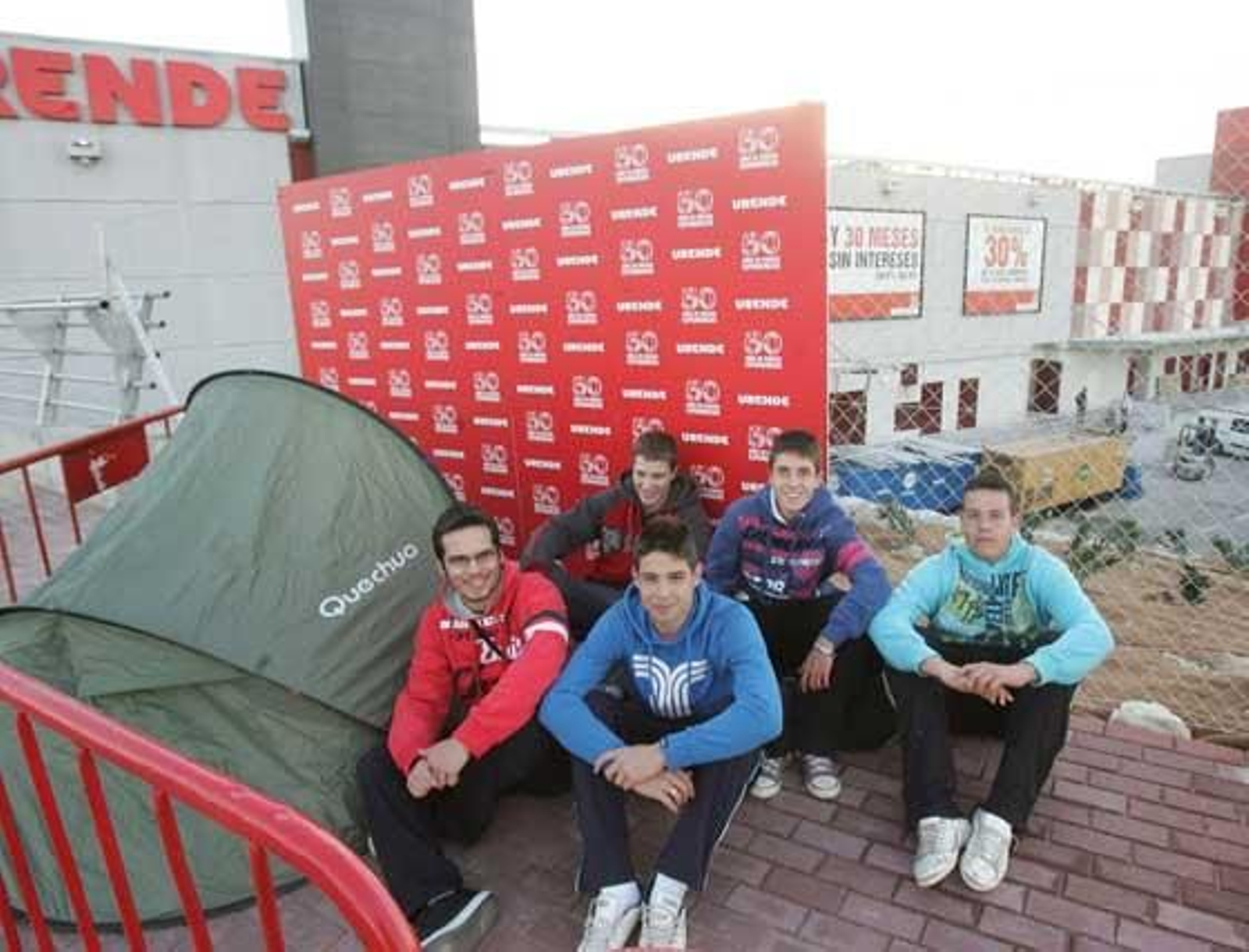 Más clientes acampados un día antes de la inauguración al público de Luz Shopping 

Foto: Pascual
