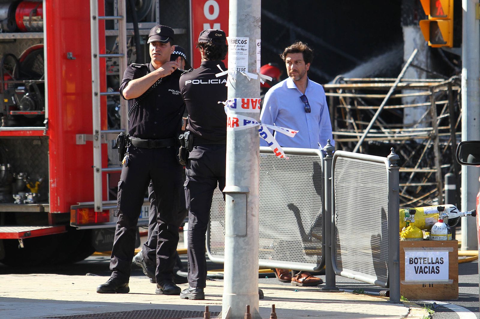 Imágenes del incendio de un bazar en la avenida de Santa Marta.